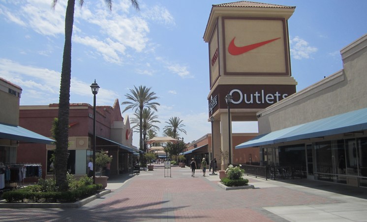 Lake Elsinore Outlets Inland Empire Day Trip